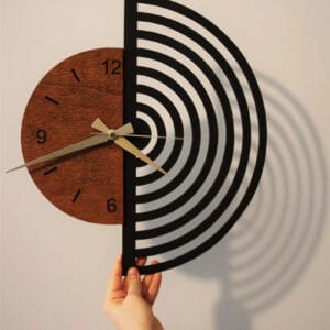 ساعة حائط خشبية ذات ديكور إسكندنافي بسيط