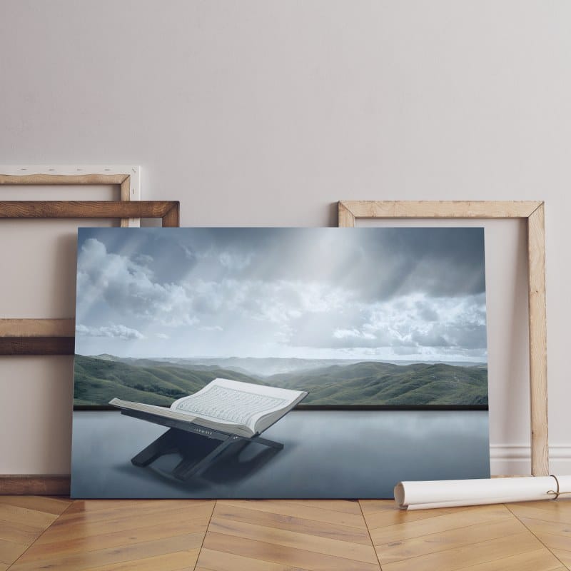 مفارش خشبية مفتوحة للقرآن الكريم مع خلفية مطلة على الجبل