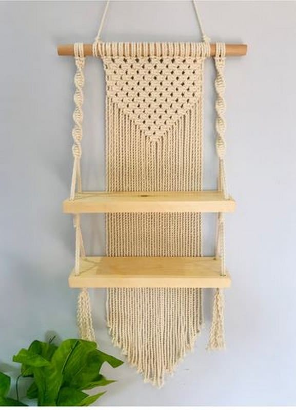 رف خشبي من المكرميه مصنوع يدويًا