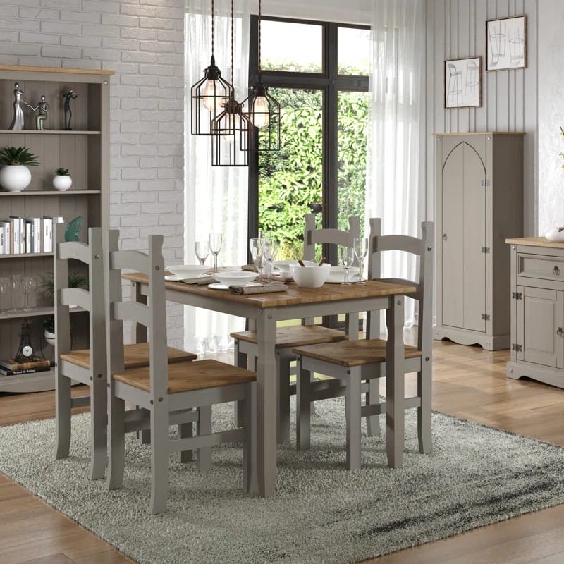 طاولة بسطح مصمم على شكل ألواح خشبية وبلمسة نهائية رمادية وعتيقة