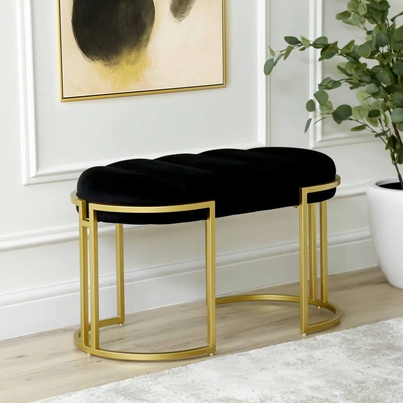 مقعد مخملية منجد بنهاية السرير