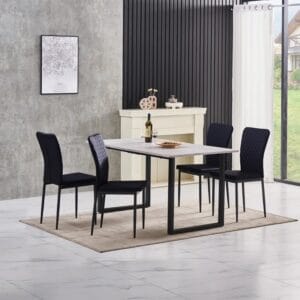 مجموعة من ستة كراسي طعام عصرية مغطاة بالجلد الصناعي.