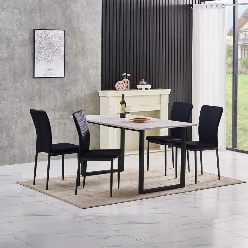 مجموعة من ستة كراسي طعام عصرية مغطاة بالجلد الصناعي.