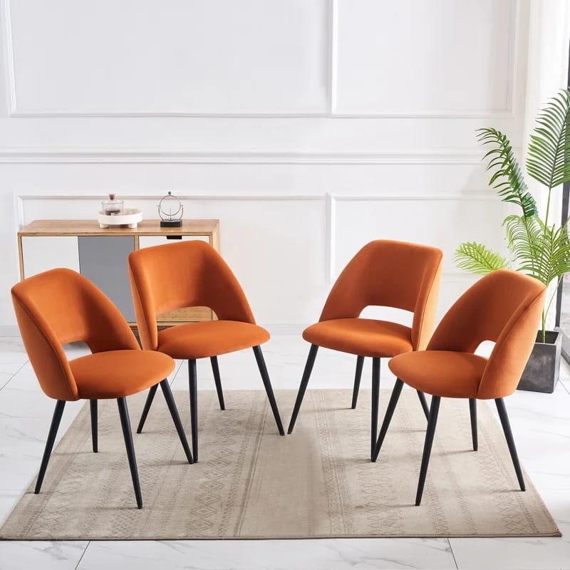 مجموعة من 4 كراسي طعام مبطنة بدون ذراعين