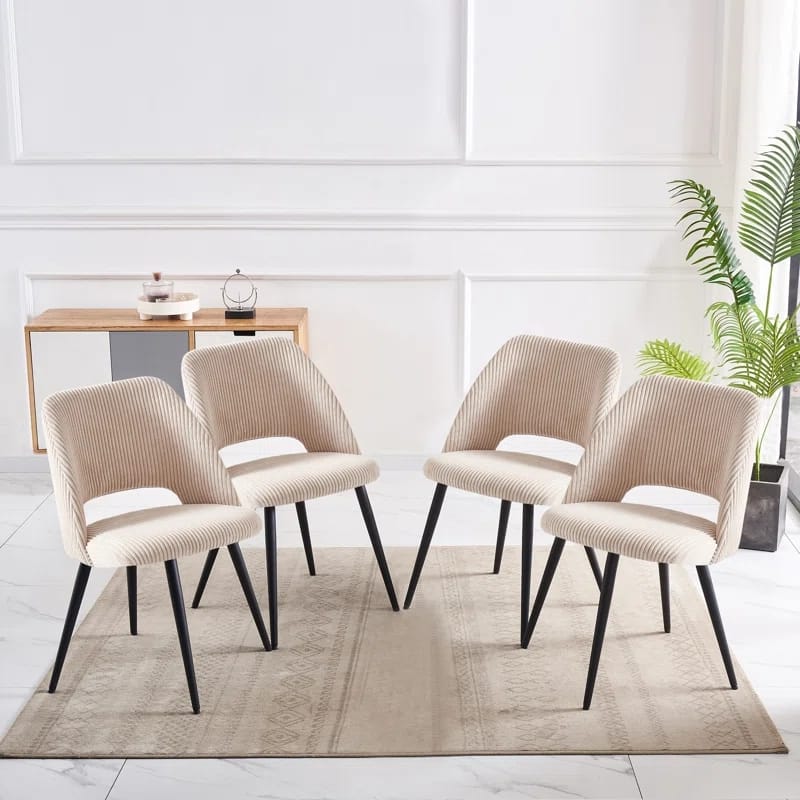 مجموعة من كراسي الطعام بدون مساند